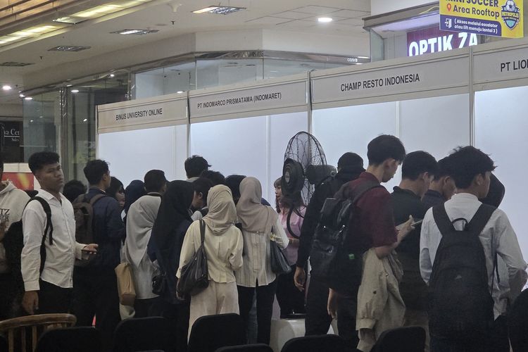 Ketatnya Persaingan Kerja, Orangtua Ikut Antre di Job Fair Tangerang demi Kuatkan Mental Anak