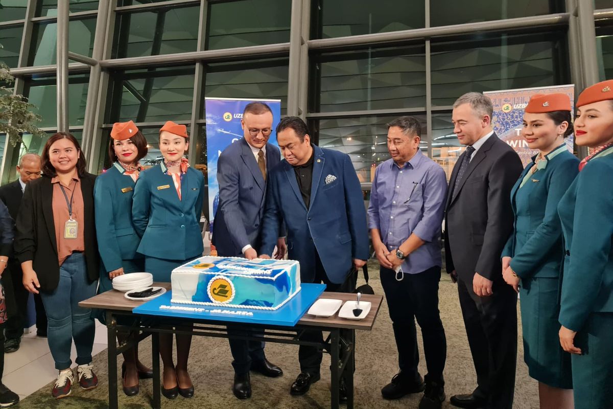 Wakil Ketua DPR RI Kordinator Bidang Industri dan Pembangunan (Korinbang) Rachmat Gobel mengatakan saat melepas penerbangan perdana maskapai penerbangan Uzbekistan Airways di Bandara Soekarno-Hatta, Rabu (26/4/2023). Acara tersebut dihadiri turut dihadiri Pejabat Sementara Duta Besar Uzbekistan untuk Indonesia, Muzaffar S Abduazimov dan pejabat dari PT Angkasa Pura II selaku pengelola Bandara Soekarno Hatta. 
