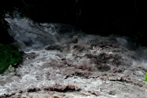 Diguyur Hujan Sejak Siang Hari, Sungai Nanggala di Toraja Utara Meluap