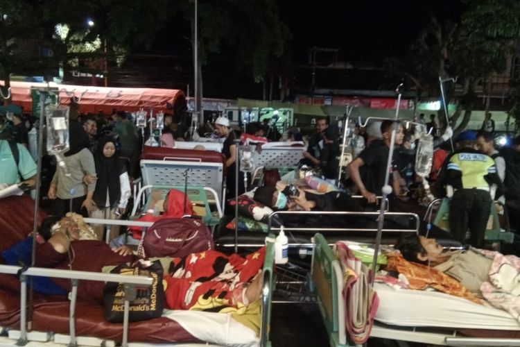 Sebanyak 270 pasien RSUD Sumedang dikeluarkan sementara dari ruang rawat inap RSUD Sumedang untuk menghindari gempa susulan, Minggu (31/12/2024) malam.