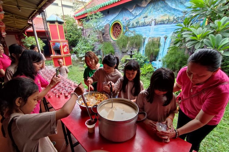Sejumlah pelajar TK dan SD Sekolah Asoka Manggala Budha Kota Cirebon Jawa Barat ikut memasak, mengemas, dan membagikan takjil di depan Wihara Dewi Welas Asih Kecamatan Lemahwungkuk Kota Cirebon, Selasa (12/3/2024) petang.