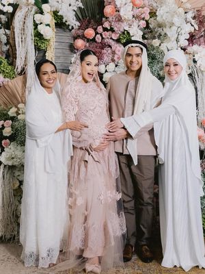 Alyssa Daguise tampil anggun saat tasyakuran 4 bulan kehamilan. Nuansa pastel, detail lembut, dan doa penuh makna menyertainya.