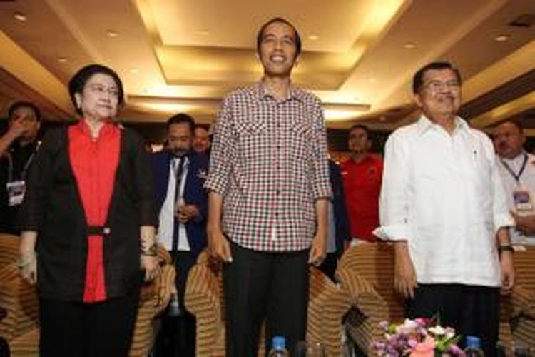 Ketua Umum PDI-P Megawati Soekarnoputri (kiri) bersama pasangan capres dan cawapres Joko Widodo (tengah) dan Jusuf Kalla hadir dalam acara Rakernas II Partai Nasdem di Jakarta Utara, Selasa (27/5/2014). Rakernas ini untuk kesiapan pemenangan pilres Juli mendatang.