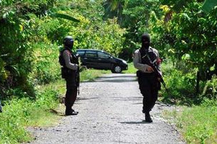 Suasana penjagaan yang dilakukan anggota Brimob Polda Sulawesi Tengah saat terjadi penyergapan teroris di sebuah rumah di Desa Kalora Kecamatan Poso Pesisir Utara, Poso, Rabu (31/10/2012). Dalam penyergapan yang diwarnai baku tembak ini, satu terduga teroris tewas dan dua lainnya luka

