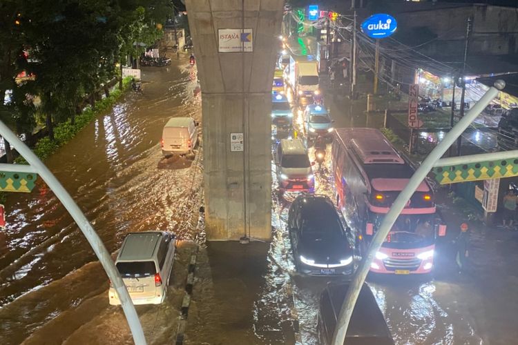 Genangan di Jalan Ciledug Raya di bawah Halte Swadarma Paragoncorp, pada Jumat (31/10/2025) malam.