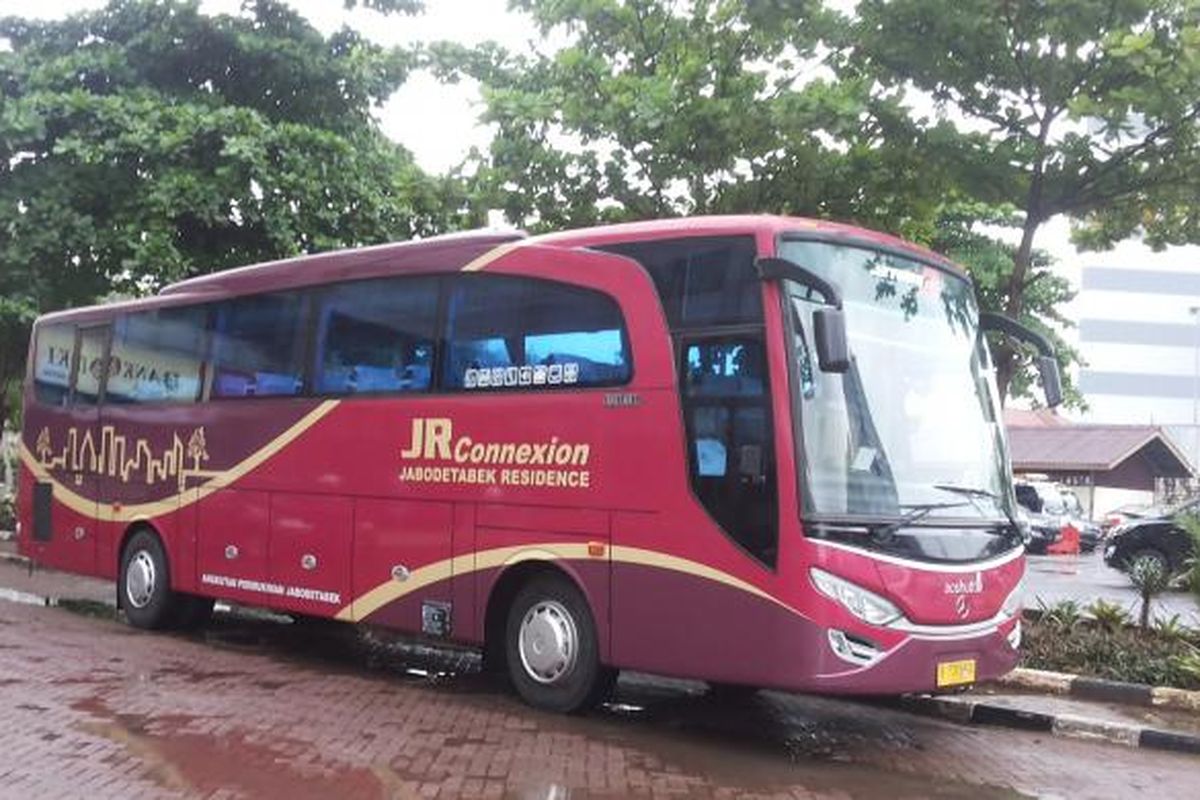 Bus Jabodetabek Residence (JR) Connexion yang melayani pemberangkatan dari Lippo Cikarang di Bekasi.