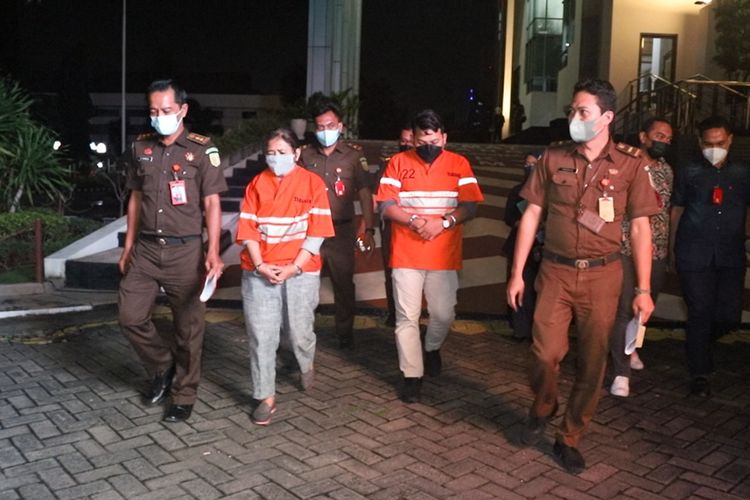 2 tersangka dugaan korupsi pembiayaan multiguna Bank Jatim ditahan di Rutan Kejati Jatim Rabu (5/1/2022) malam.