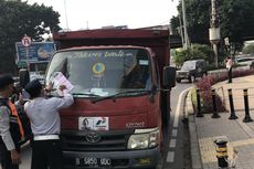 Pakai Pelat Hitam Bernopol Genap, Truk Pengangkut Elpiji Ditilang di Jalan Fatmawati