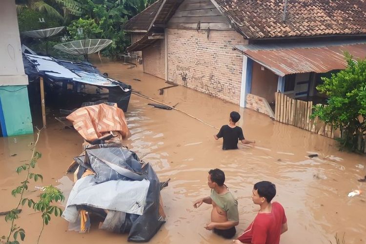 Rumah warga di Kabupaten OKU Sumsel yang terendam banjir setinggi 1,5 meter, Rabu.
