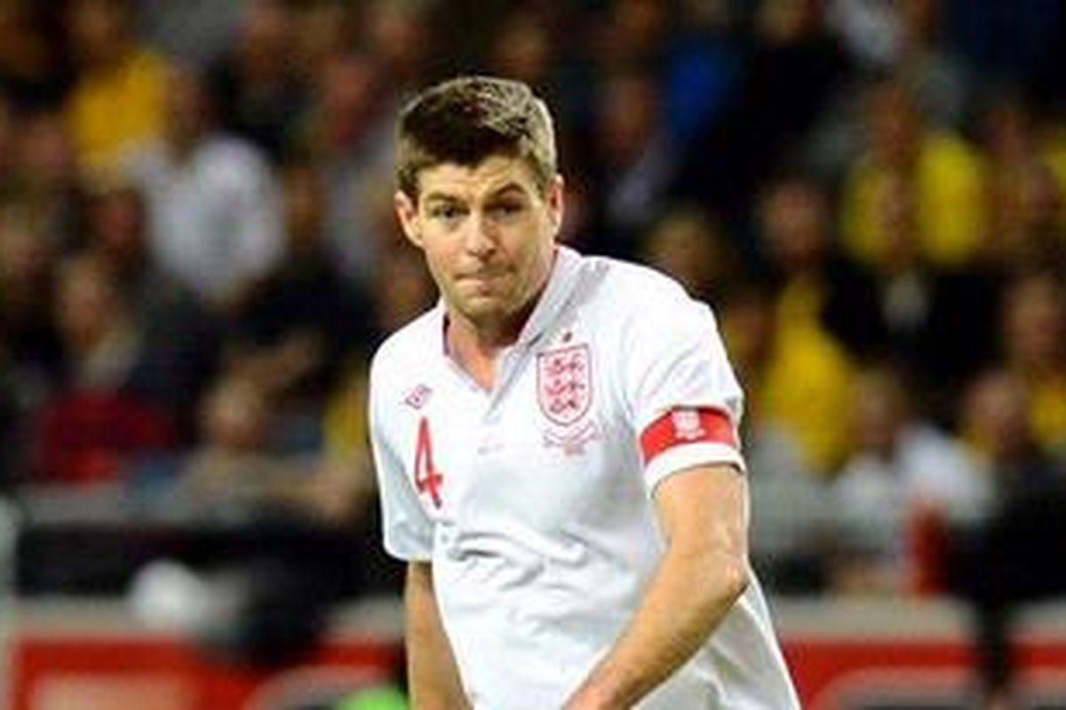 Salah satu aksi gelandang Inggris, Steven Gerrard, pada laga persahabatan melawan Swedia, di Friends Stadium, Solna, Rabu (14/11/2012). 