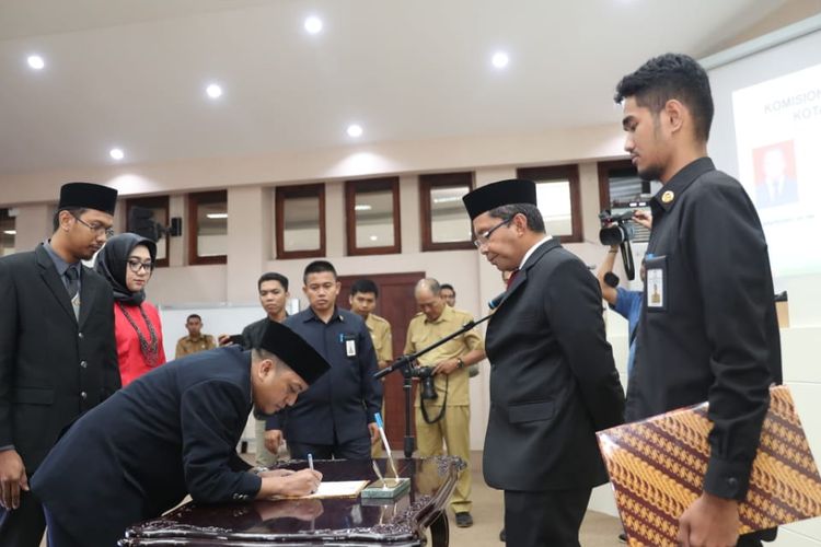 Wali kota Makassar, Mohammad Ramdhan Pomanto melantik 3 komisioner Ombudsman Kota Makassar di Balaikota Makassar, Senin, (29/4/2019)