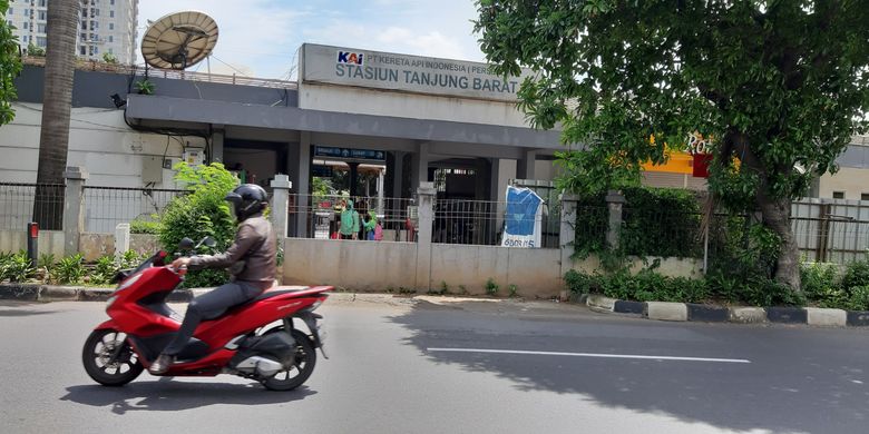 Pintu akses Stasiun Tanjung Barat sisi arah Lenteng Agung yang sudah ditutup sejak 2014. Ditutupnya pintu akses membuat calon penumpang KRL harus naik turun tangga JPO untuk keluar masuk stasiun.