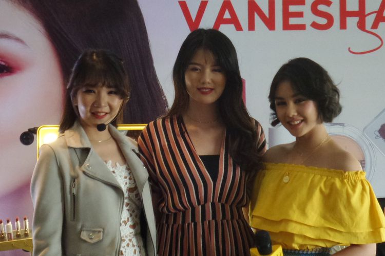 Aktris dan brand ambassador Y.O.U makeups, Vanesha Prescilla (paling kanan) dalam peluncuran Vaneshas Series di Plaza Indonesia, Jakarta Pusat, Selasa (20/8/2019). 