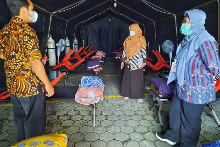 Kepala Dinas Kesehatan Kabupaten Banjarnegara, Latifa Hesti Purwaningtyas meninjau tenda darurat pasien Covid-19 di Rumah Sakit Islam Banjarnegara, Kamis (1/7/2021).