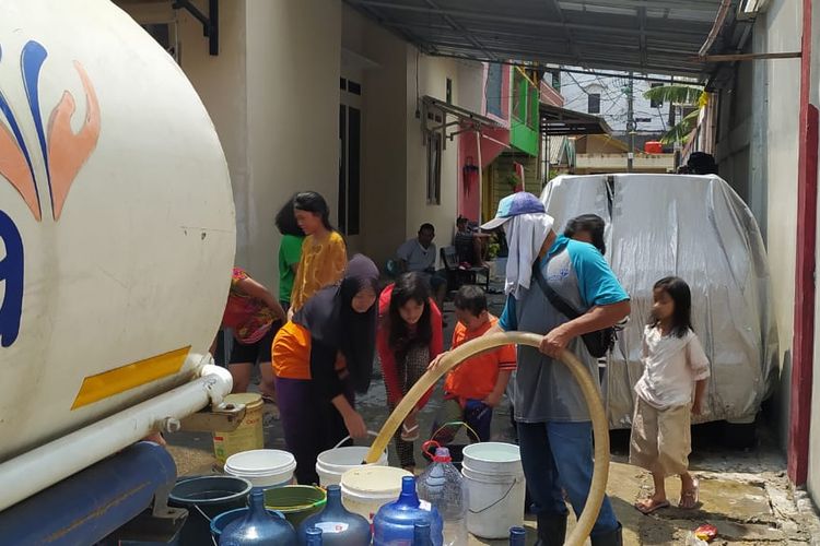Warga di Rawa Badak Utara, Koja, Jakarta Utara harus menyalur air dari tangki untuk mendapatkan air bersih. Hal ini disebabkan terkendalanya pendistribusian air sejak Februari 2022. 