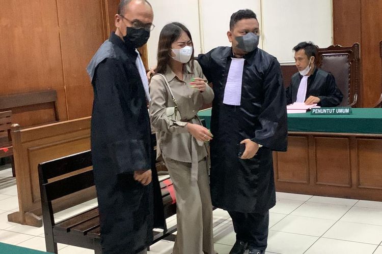 Ayu Thalia menghadiri sidang dengan agenda pembacaan putusan sela di Pengadilan Negeri (PN) Jakarta Utara, pada Selasa (31/5/2022). Ayu tak kuasa menahan air matanya saat mengetahui bahwa nota keberatan yang diajukan pihaknya ditolak oleh majelis hakim.