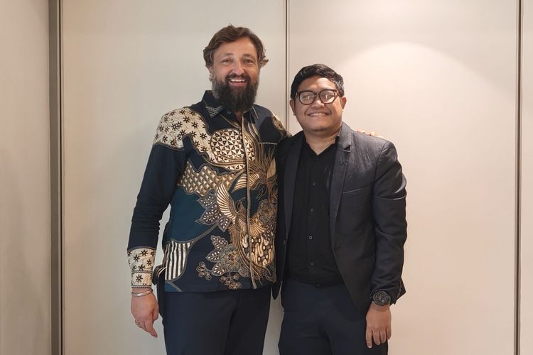 EVP Global Sales and Chief Sales Officer Cisco, Oliver Tuszik (kiri) dalam sebuah wawancara eksklusif dengan jurnalis Kompas.com, Bill Clinten (kanan) pada Rabu (22/10/2025) lalu.
