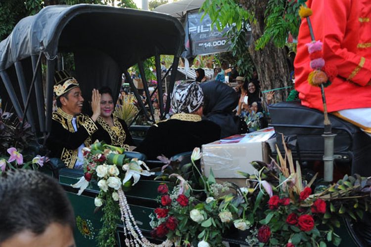 Presiden Joko Widodo (kedua kiri) melambaikan tangan didampingi Ny. Iriana Joko Widodo (kedua kanan) saat menghadiri Festival Keraton dan Masyarakat Adat ASEAN Ke-5 (FKMA), di Sumenep, Jawa Timur, Minggu (28/10/2018). Jokowi membuka FKMA yang dihadiri 58 keraton 230 kerajaan dan kedatuan serta lembaga adat dan perwakilan sejumlah negara ASEAN.