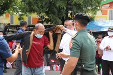 Momen Jokowi Pakaikan Jaket Bermotif Batik ke Seorang Kakek di Blora