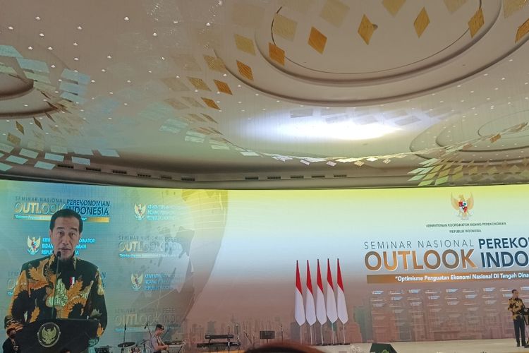 Presiden Joko Widodo saat memberikan sambutan pada Ekonomi Outlook 2023 yang digelar di St Regis, Jakarta, Jumat (22/12/2023). 