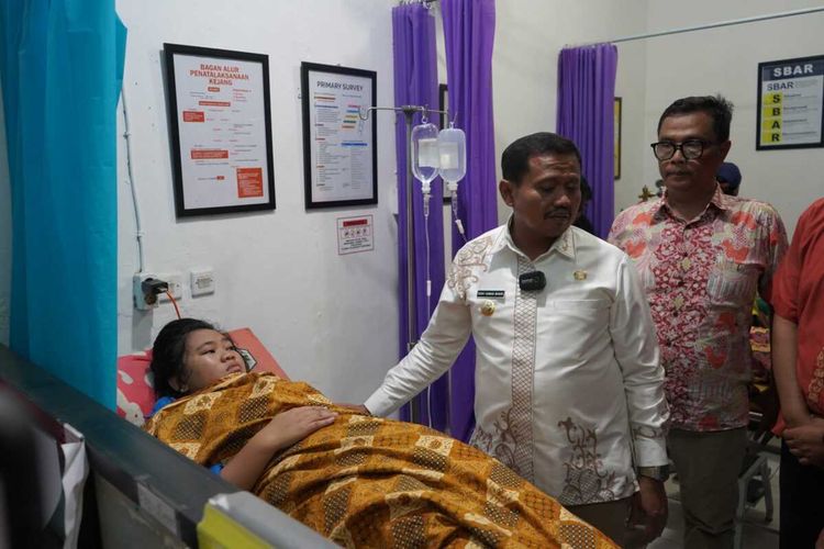 Puluhan pelajar di Sumedang, Jawa Barat, yang mengalami keracunan usai santap MBG dirawat intensif di sejumlah puskesmas, Kamis (25/9/2025) malam. 