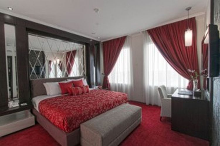 Kamar tipe Royal Suite di Hotel Dafam Pekalongan, Pekalongan, Jawa Tengah.