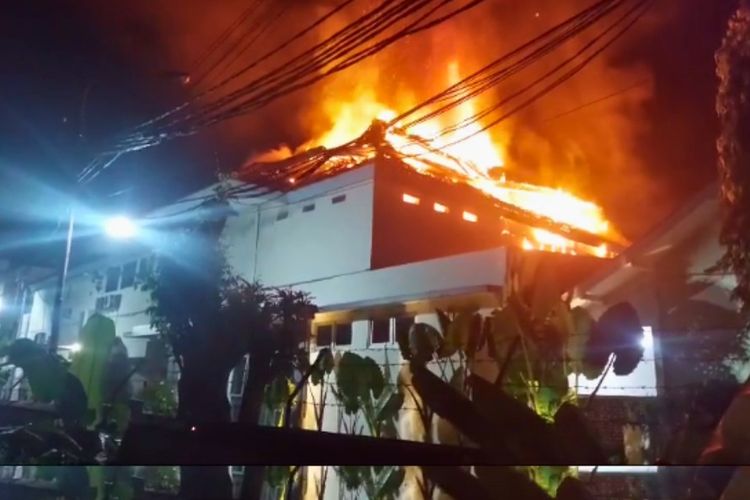 Tangkapan layar video yang merekam peristiwa kebakaran di Rumah Sakit Gatoel Kota Mojokerto, Jawa Timur, Kamis (21/3/2024) dini hari.