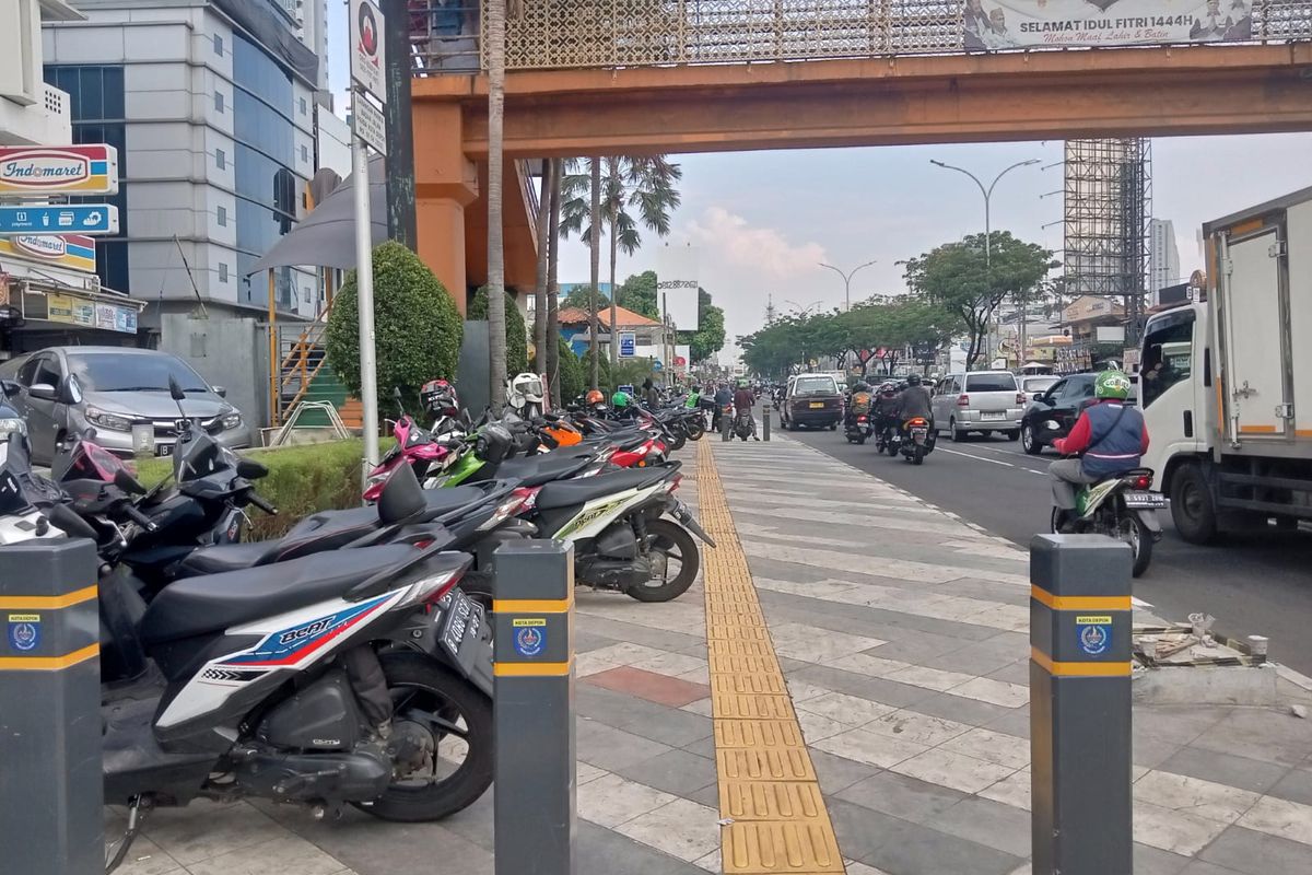 Trotoar Jalan Margonda Raya yang digunakan sebagai parkir motor, Jumat (9/6/2023)