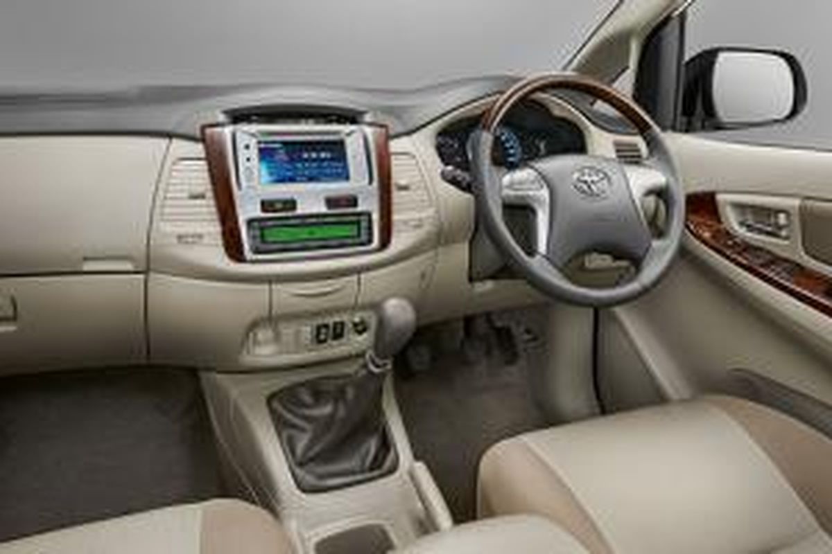 Interior Toyota Innova.