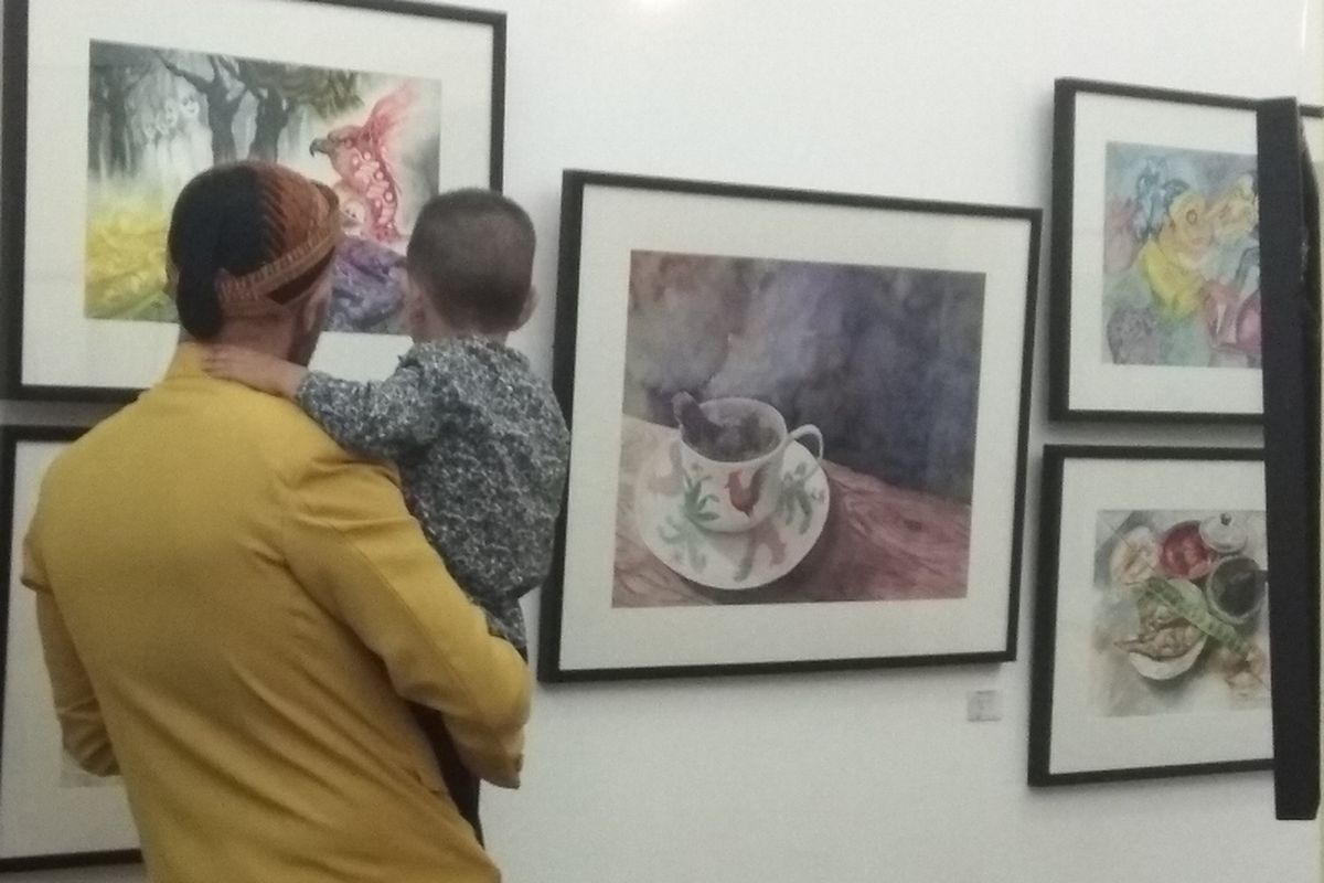 Seorang pengunjung menyaksikan pameran lukis cat air di Balai Soejatmoko Solo