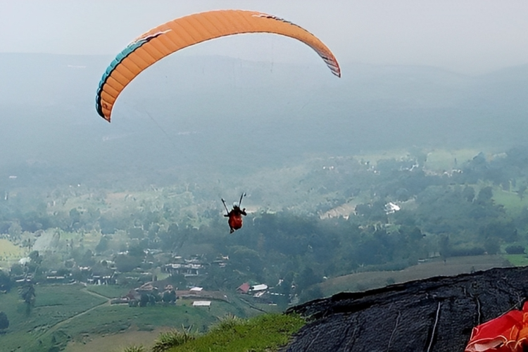 Paralayang di Bukit Santiong Ciater, Kabupaten Subang.