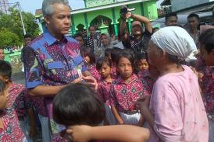 Warga Kedungjati Grobogan, Romadhan curhat pada Gubernur Jateng, Ganjar Pranowo, Kamis (23/4/2015). Warga ingin harga jagung dianikkan.