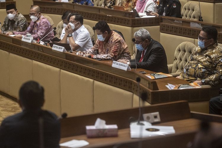 Menteri Dalam Negeri Tito Karnavian (ketiga kiri), Ketua KPU Hasyim Asy'ari (kedua kiri), Ketua DKPP Muhammad (ketiga kanan), Ketua Bawaslu Rahmat Bagja (kanan), Anggota KPU Mochammad Afifuddin (kiri) dan Anggota DKPP Teguh Prasetyo (kedua kanan) mengikuti Rapat Kerja/Rapat Dengar Pendapat dengan Komisi II DPR di Kompleks Parlemen, Senayan, Jakarta, Rabu (13/4/2022). Rapat Kerja/Rapat Dengar Pendapat Komisi II DPR dengan Mendagri, Ketua KPU, Ketua Bawaslu dan Ketua DKPP itu dalam rangka membicarakan persiapan Pemilu Serentak Tahun 2024. ANTARA FOTO/Aprillio Akbar/wsj.