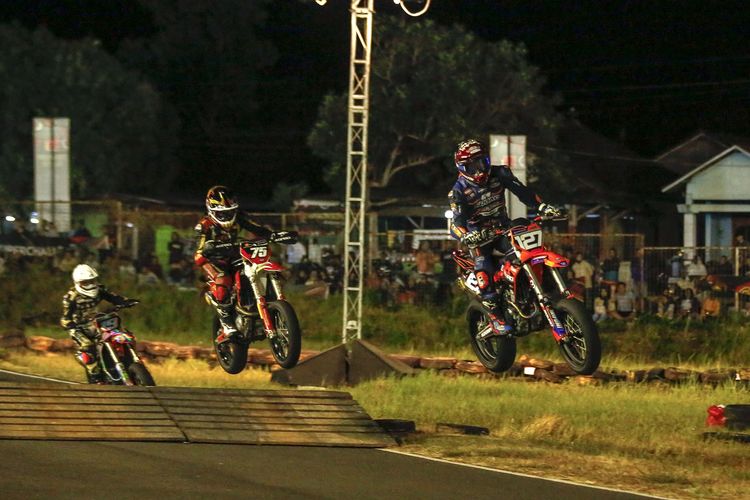 PUTARAN FINAL
Pebalap Superchallange Supermoto Farudila Adam (127), memacu kendaraannya saat di sirkuit Boyolali, Sabtu (31/8). Farudila Adam memenangkan FFA 250 2024