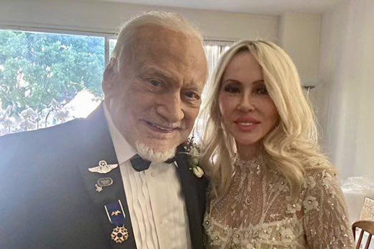 Buzz Aldrin Astronot legendaris Buzz Aldrin telah mengumumkan bahwa dia telah menikahi cinta lamanya pada hari ulang tahunnya yang ke-93.
