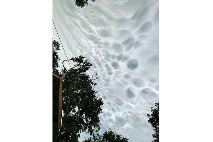 Penampakan awan berbentuk gumpalan, BMKG menyebut awan ini adalah awan mammatus.