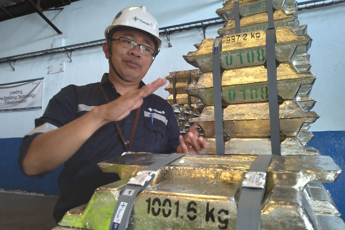 Wakil Kepala Unit Metalurgi Muntok PT Timah Kopdi Kardi Saragih di TSL Ausmelt yang berada di Kawasan Unit Metalurgi Muntok, Kabupaten Bangka Barat, Senin (27/2/2023).