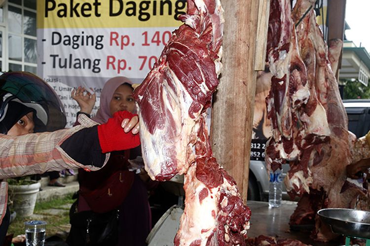 Untuk meringankan beban warga di kota Banda Aceh yang ingin membeli daging untuk perayaan tradisi hari Meugang (hari makan daging)  menyambut bulan Suci Ramdhan, pengusaha daging  dari Banda Malaka Utama membuka sejumlah lapak pasar daging dengan harga terjangkau oleh kalangan kamasyarakat ekonomi menengah kebawah. ?tujuan kami membuka lapak penjualan daging dengan harga lebih murah dari pasaran agar warga yang ekonomi menengah kebawah dapat terbantu, karena di Aceh selama ini selalu harga daging melonjak saat hari meungang,? kata Almer Hafisani, pengusaha daging Banda Malaka Utama, kepada kompas.com, Rabu (16/05/18).