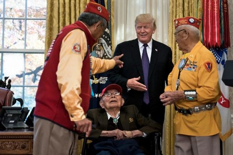 Presiden AS, Donald Trump, menyapa para veteran Perang Dunia II dari suku Indian Navajo di Ruang Oval, Gedung Putih. (27/11/2017)