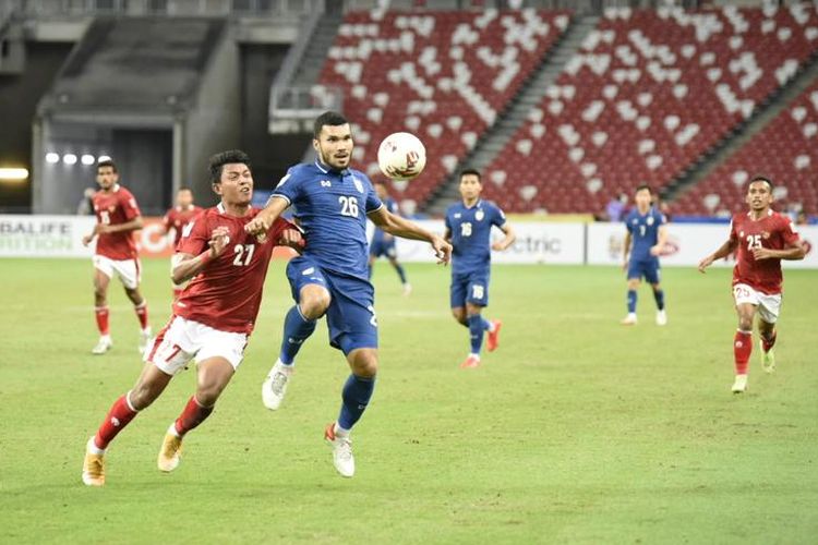 Penyerang timnas Indonesia, Dedik Setiawan, dibayangi pemain Thailand, Kritsada Kaman, dalam pertandingan leg pertama final Piala AFF 2020 di National Stadium Singapore, 29 Desember 2021.