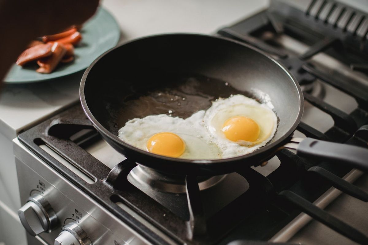 Perancis melarang bahan kimia abadi PFAS dalam kosmetik dan pakaian mulai 2026 demi melindungi kesehatan dan lingkungan. Apa itu PFAS?