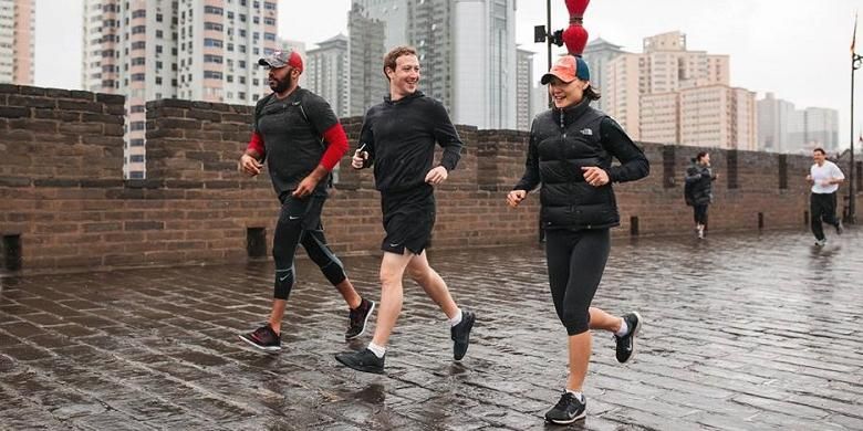 CEO Facebook Mark Zuckerberg foto jogging sambil hujan