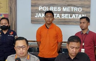 Mario Dandy Satrio (mengenakan baju oranye), pelaku yang menganiaya pria berinisial D (17) di Kompleks Grand Permata, Pesanggrahan, Jakarta Selatan. Mario dihadirkan dalam konferensi pers di Mapolres Metro Jakarta Selatan, Rabu (22/2/2023). 