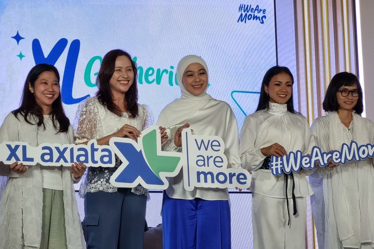 Lyra Filiola, Group Head Product and Marketing Premium Segment XL Axiata (kedua dari kiri) dalam acara peluncuran paket internet XL khusus bulan Ramadhan 2024. Paket ini dibanderol dengan harga mulai Rp 3.000 untuk kuota 2 GB. 