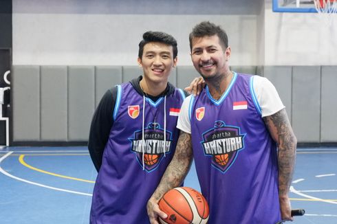 Pebasket Kelly Purwanto dkk Lelang Jersey untuk Bantu Pengusaha Kecil