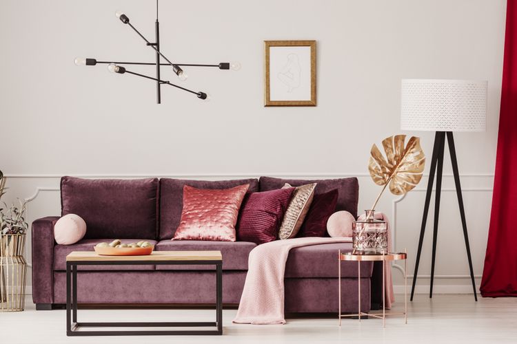 Sofa berbahan beludru bisa membuat rumah Anda tampak lebih mewah. 