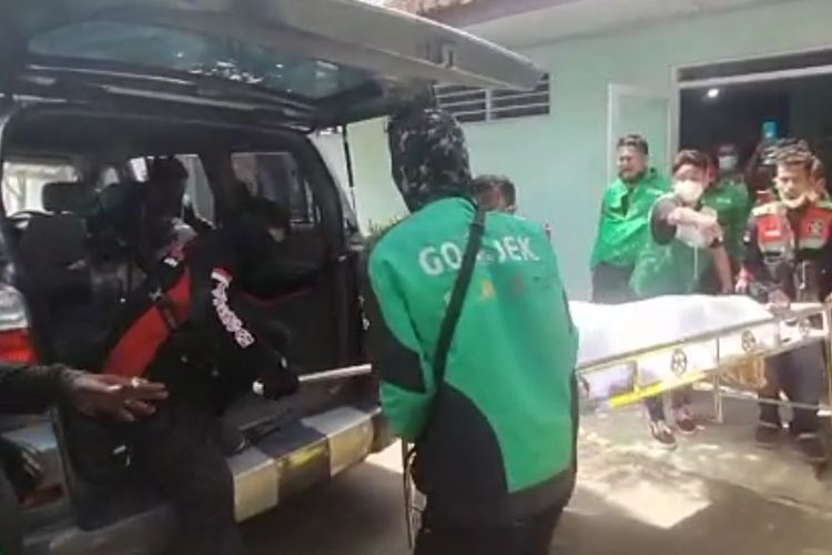 Sejumlah rekan dan keluarga korban yang merupakan driver ojol saat menjemput jenazah di RSUD Brebes untuk dibawa ke rumah duka di Desa Dampyak, Kramat, Kabupaten Tegal, Kamis (10/6/2021).