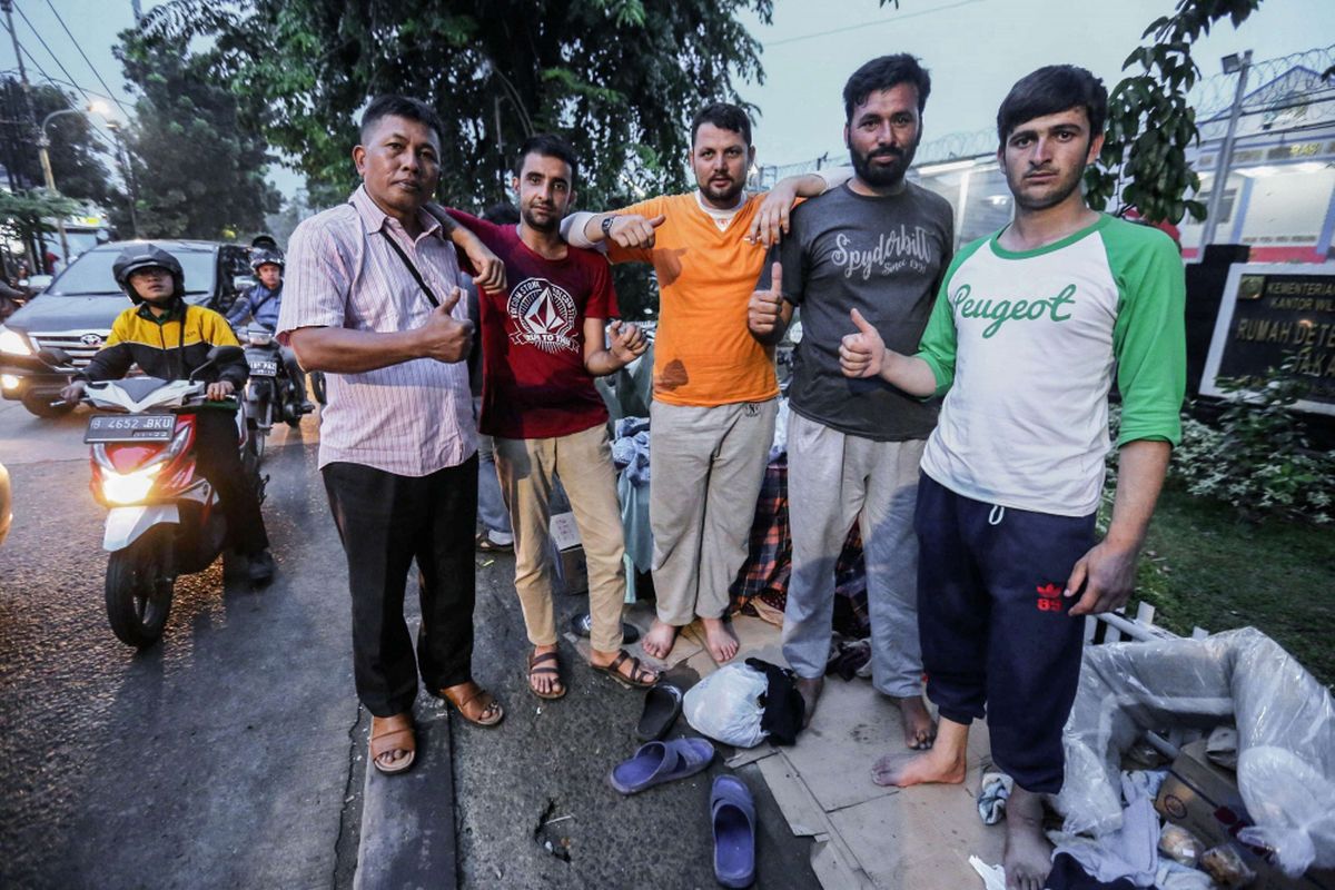 Puluhan warga Afghanistan dan Sudan menempati trotoar di depan Rumah Detensi Imigrasi, Kalideres, Jakarta Barat, Kamis (18/1/2018). Para warga negara asing (WNA) ini sudah menempati trotoar selama kurang lebih satu bulan.