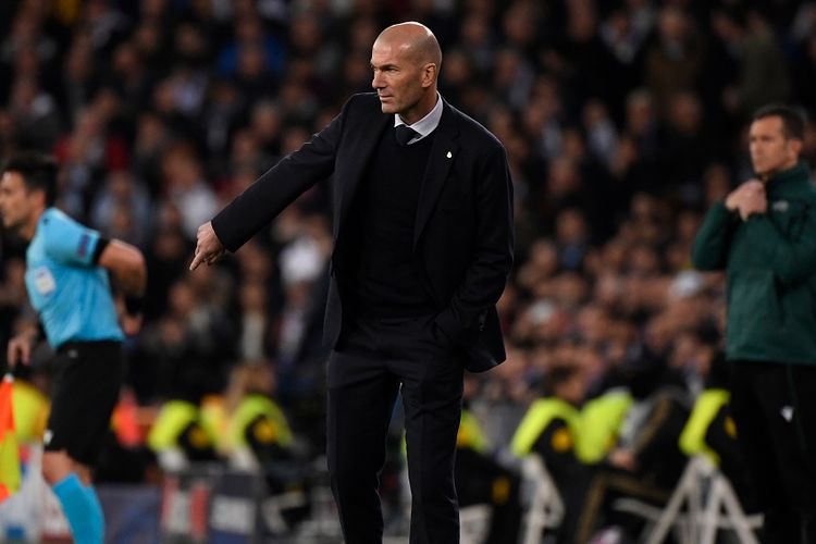 Pelatih Real Madrid asal Prancis, Zinedine Zidane memberi isyarat saat pertandingan 16 leg pertama Liga Champions UEFA antara Real Madrid CF dan Manchester City di stadion Santiago Bernabeu di Madrid pada 26 Februari 2020.