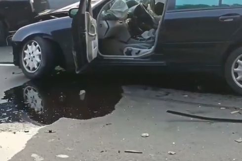 Mercy Tabrak Pembatas Jalan Akibat Sopir Mengantuk